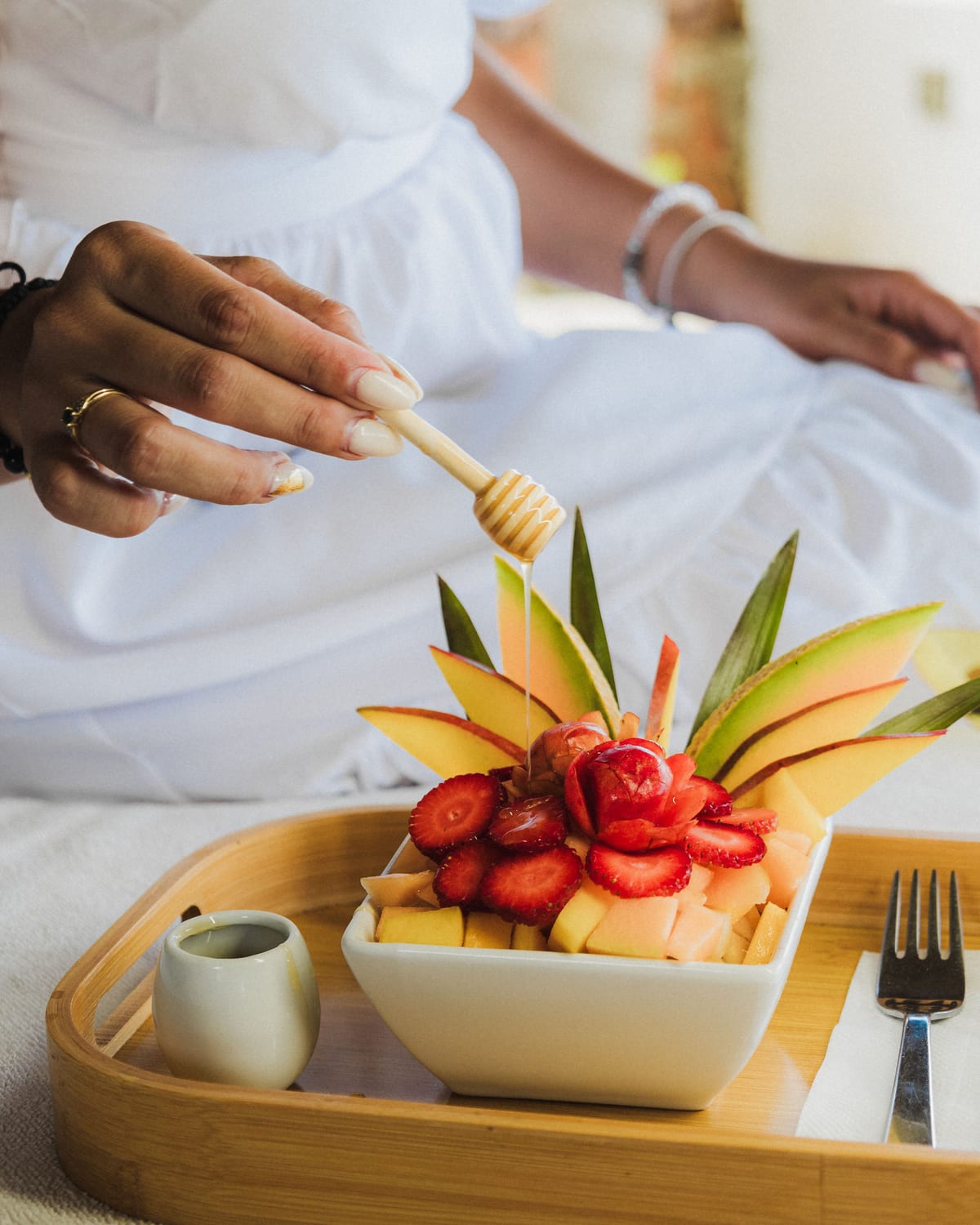 Bowl de frutas tropicales con miel artesanal